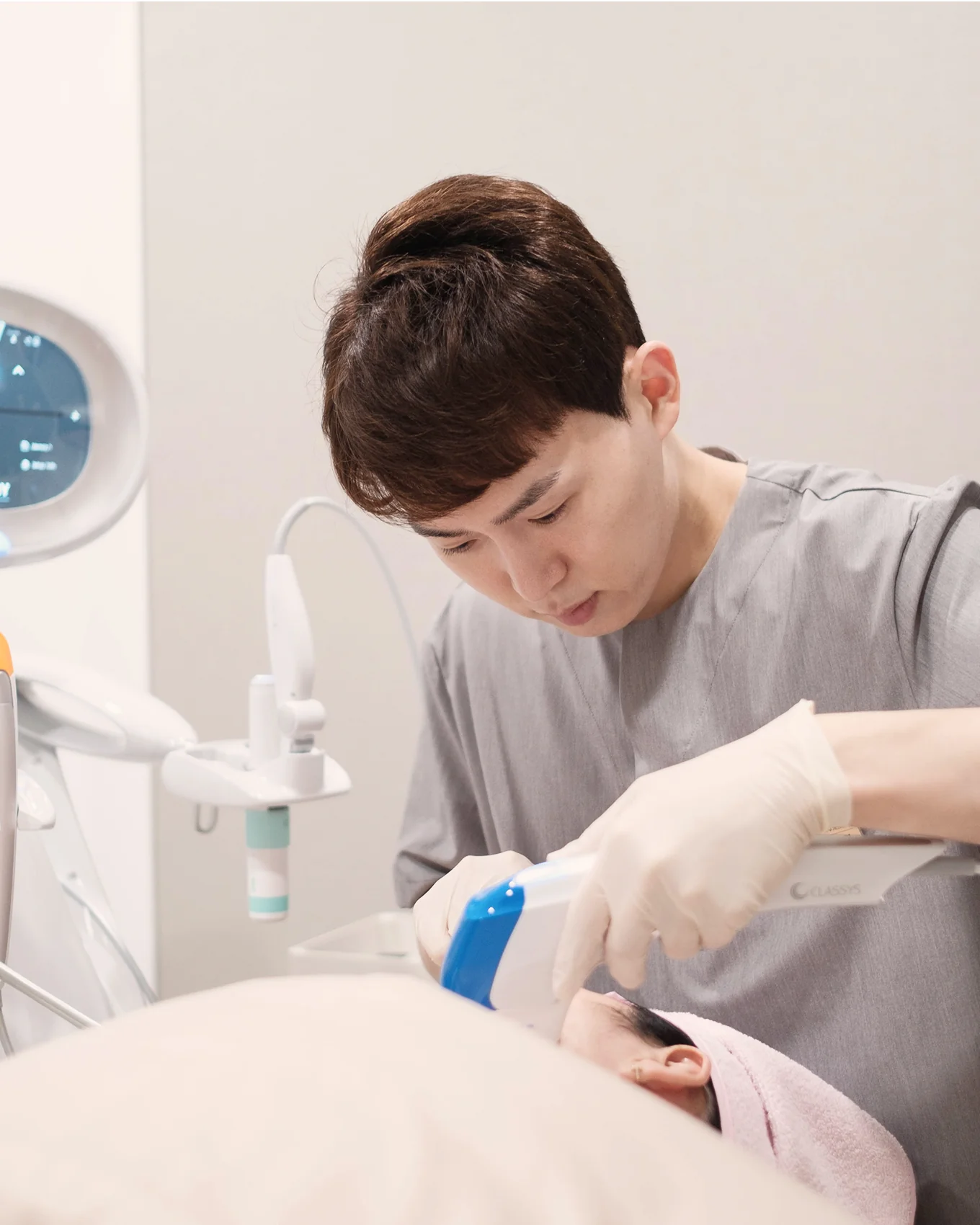 지우개의원 한동엽 원장 시술 장면